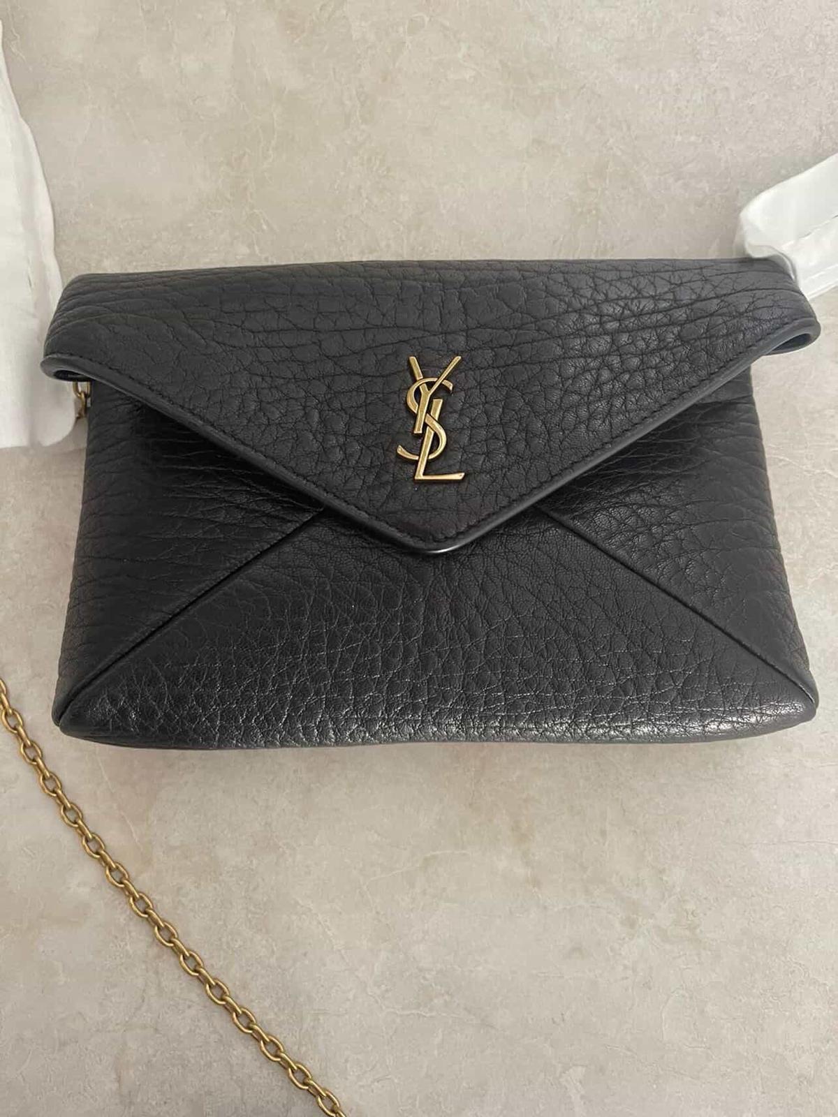 Saint Laurent Cassandre Envelope Pouch con catena
