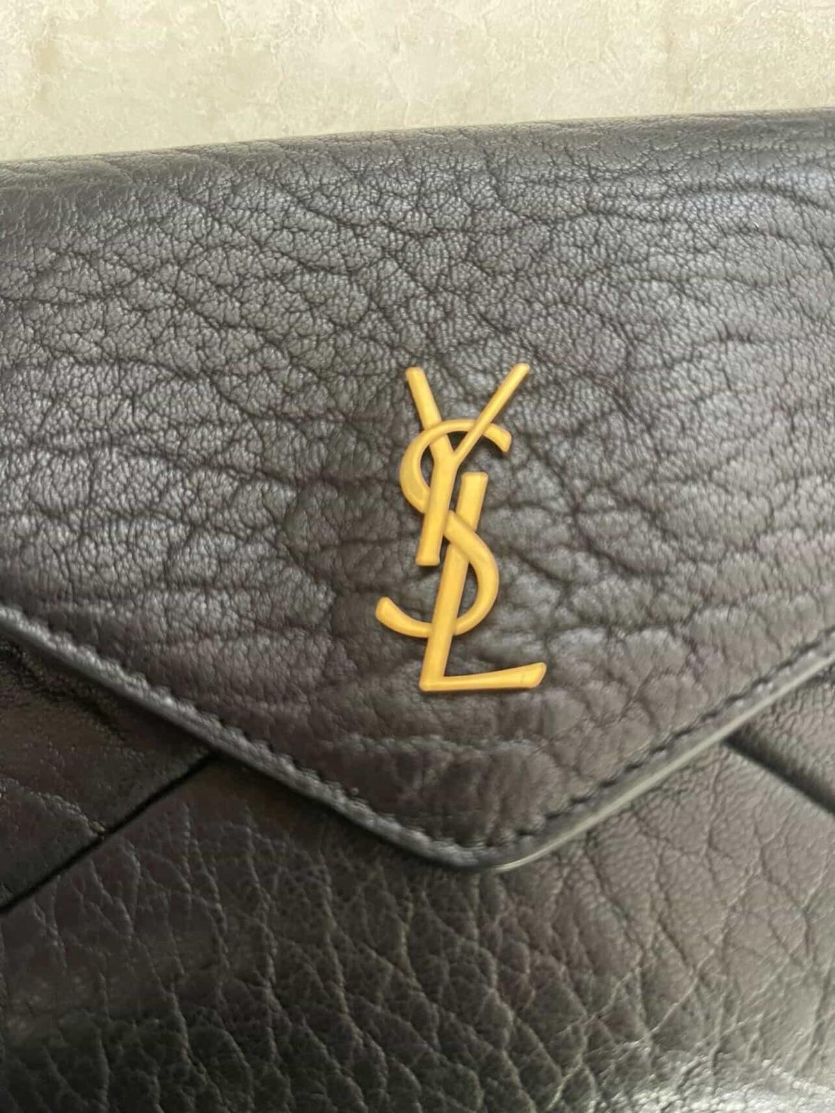 Saint Laurent Cassandre Envelope Pouch con catena