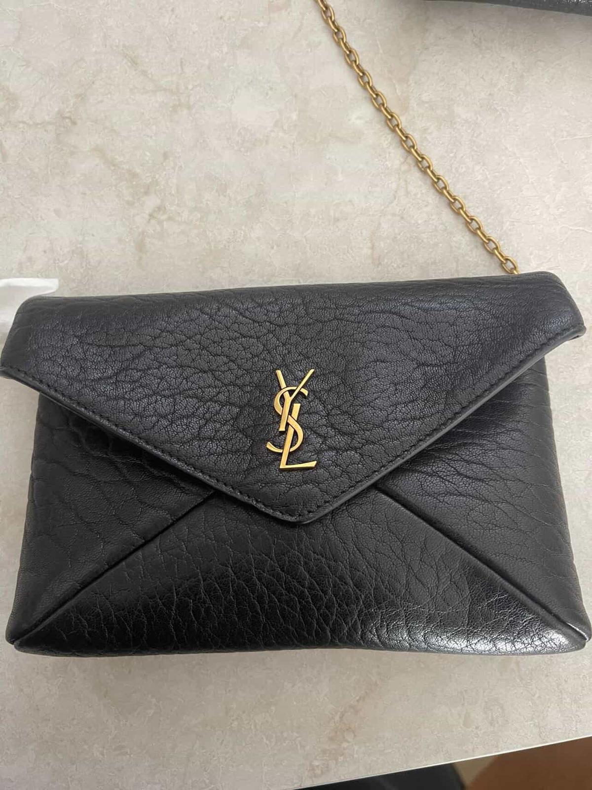 Saint Laurent Cassandre Envelope Pouch con catena
