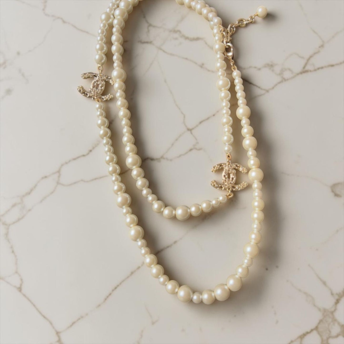 Chanel collana lunga con logo intrecciato CC