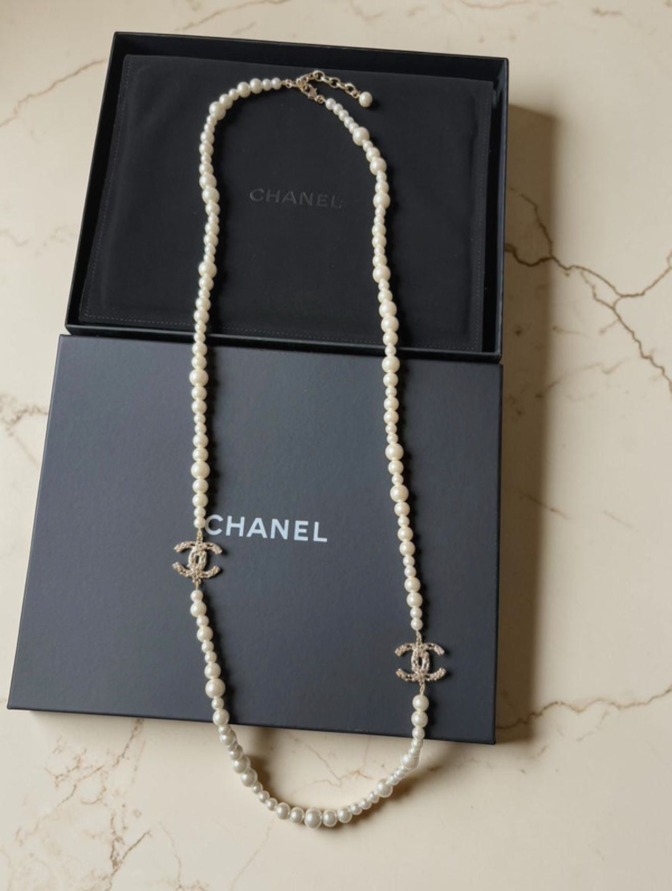 Chanel collana lunga con logo intrecciato CC