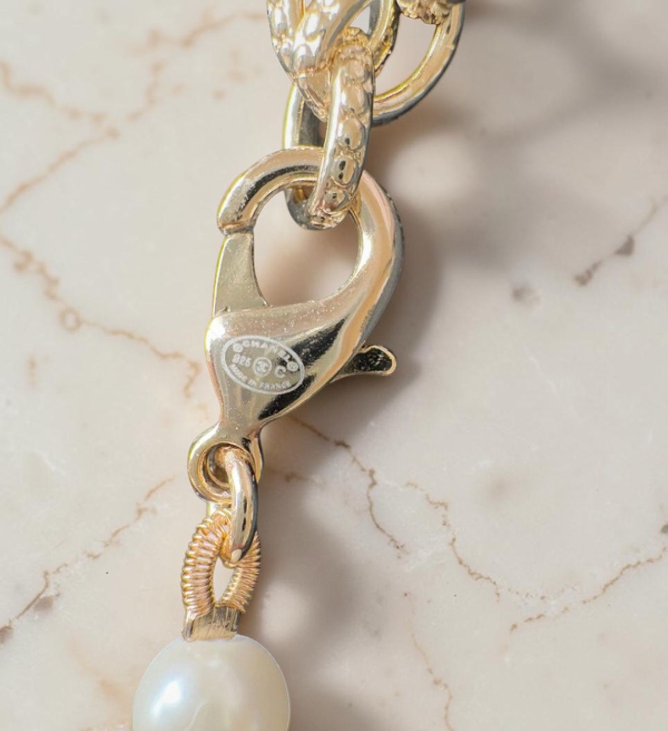 Chanel collana lunga con logo intrecciato CC