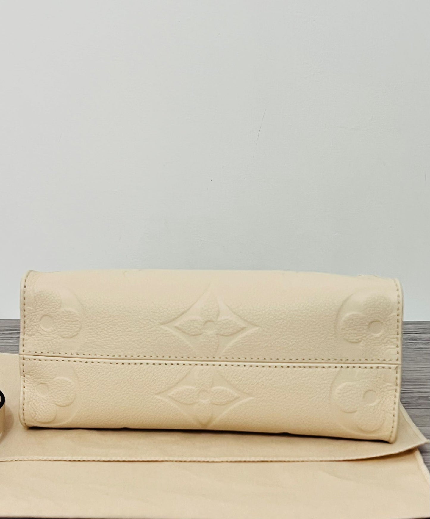 Louis Vuitton OntheGO PM Beige Crème
