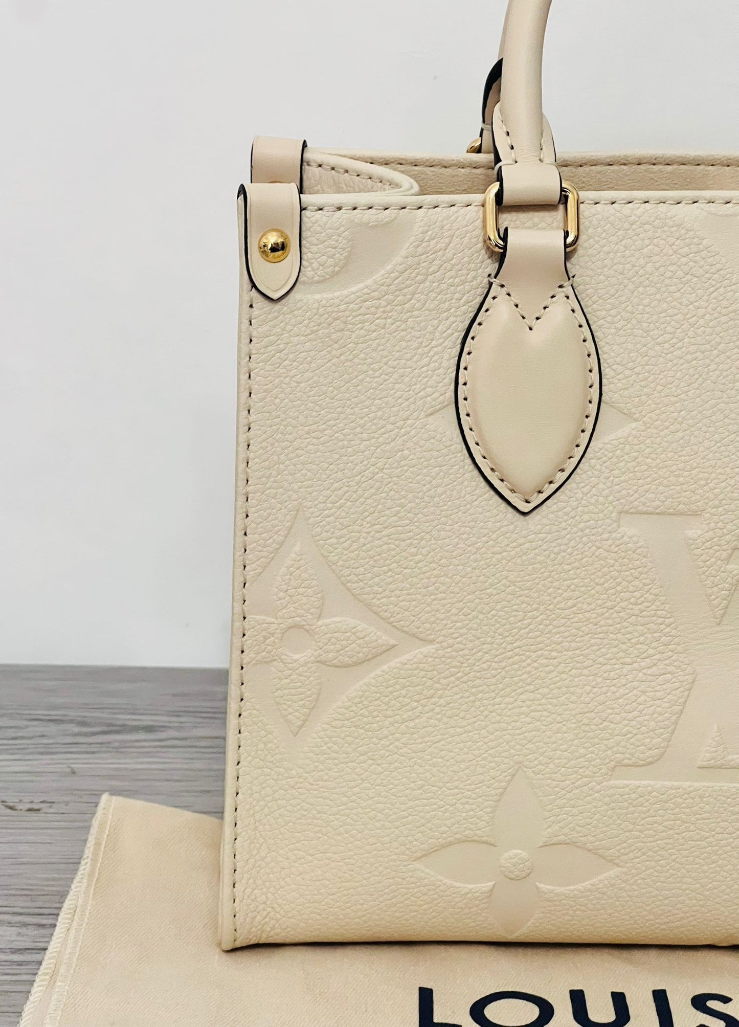 Louis Vuitton OntheGO PM Beige Crème