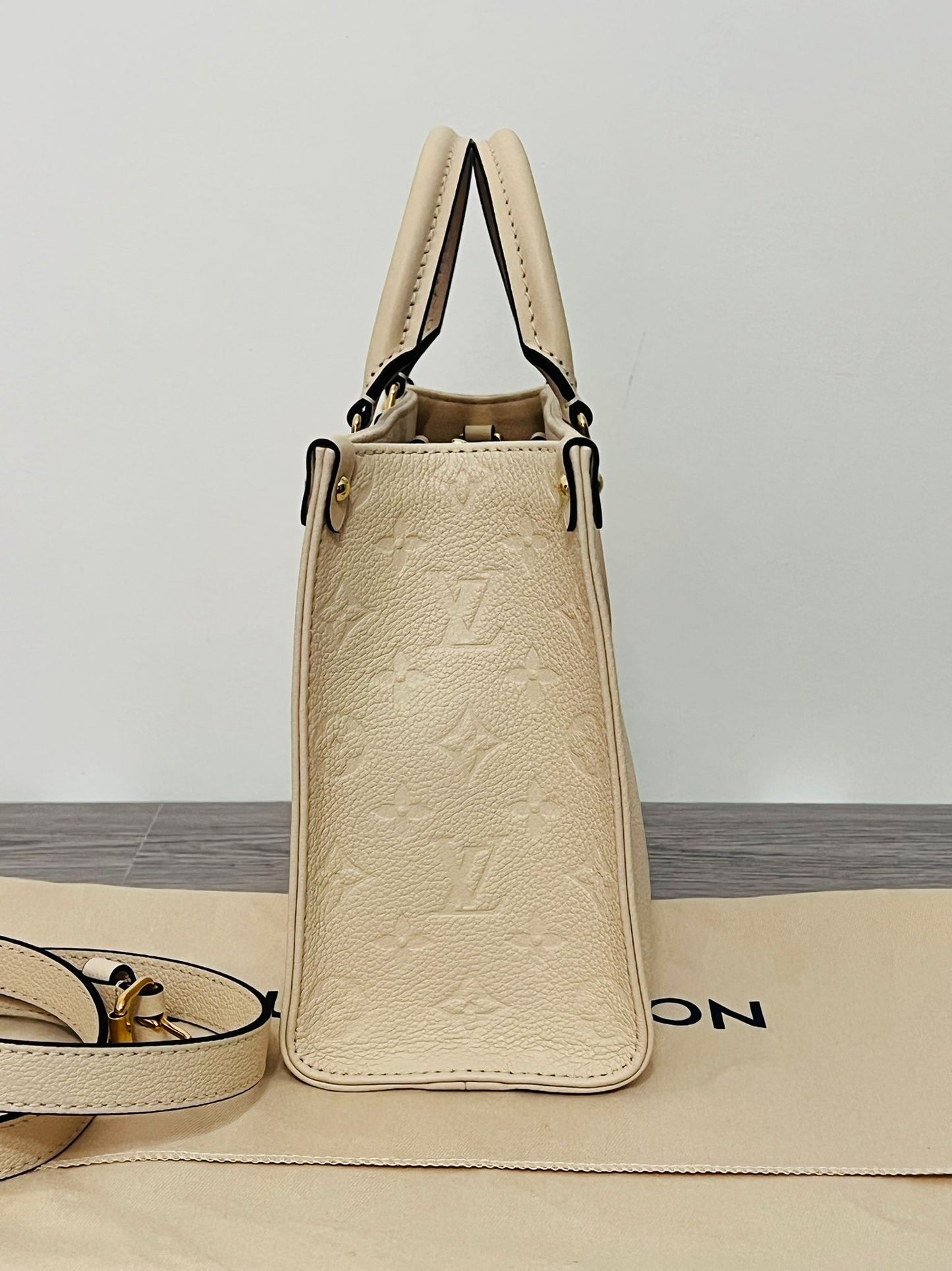 Louis Vuitton OntheGO PM Beige Crème