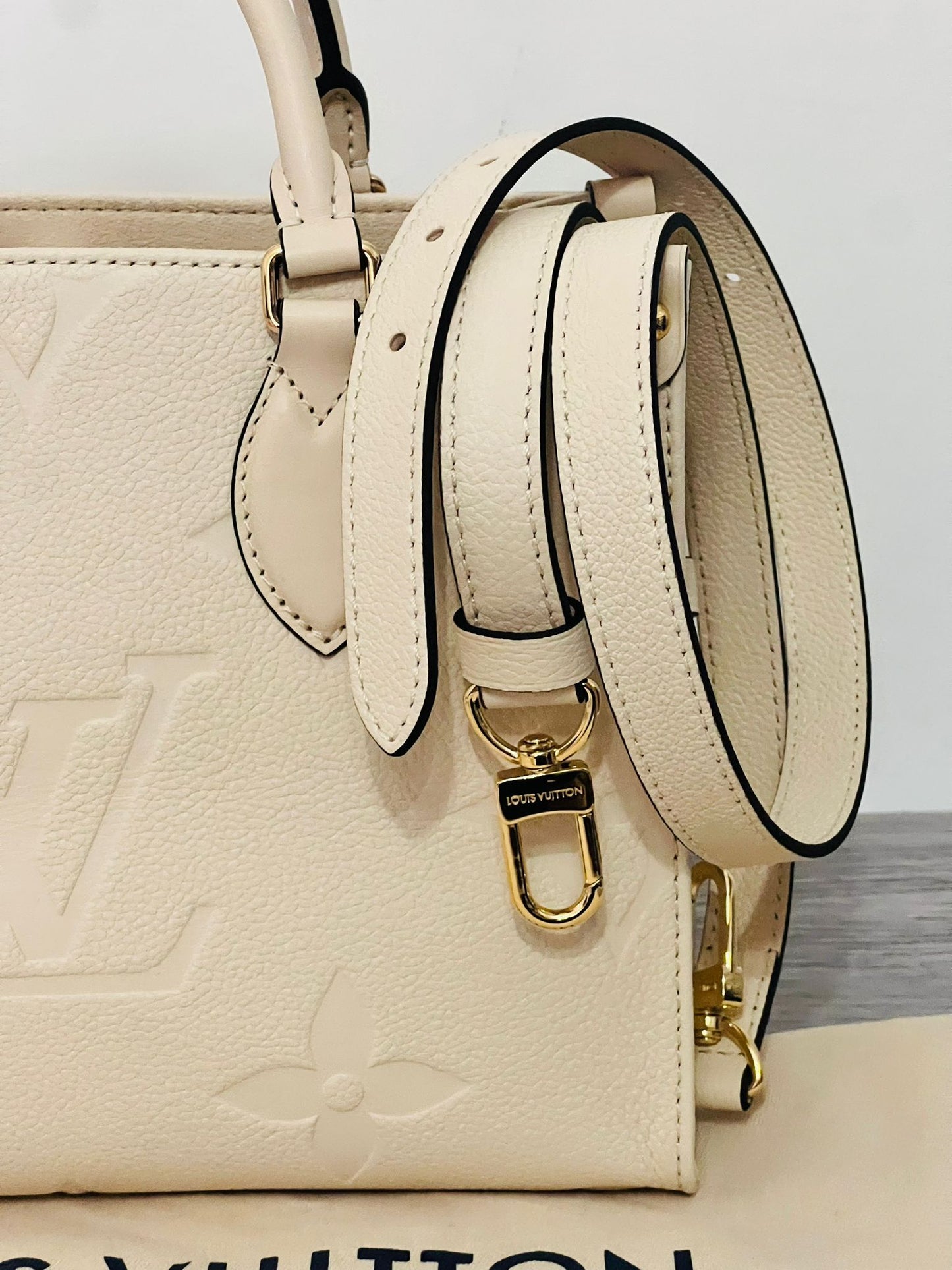 Louis Vuitton OntheGO PM Beige Crème
