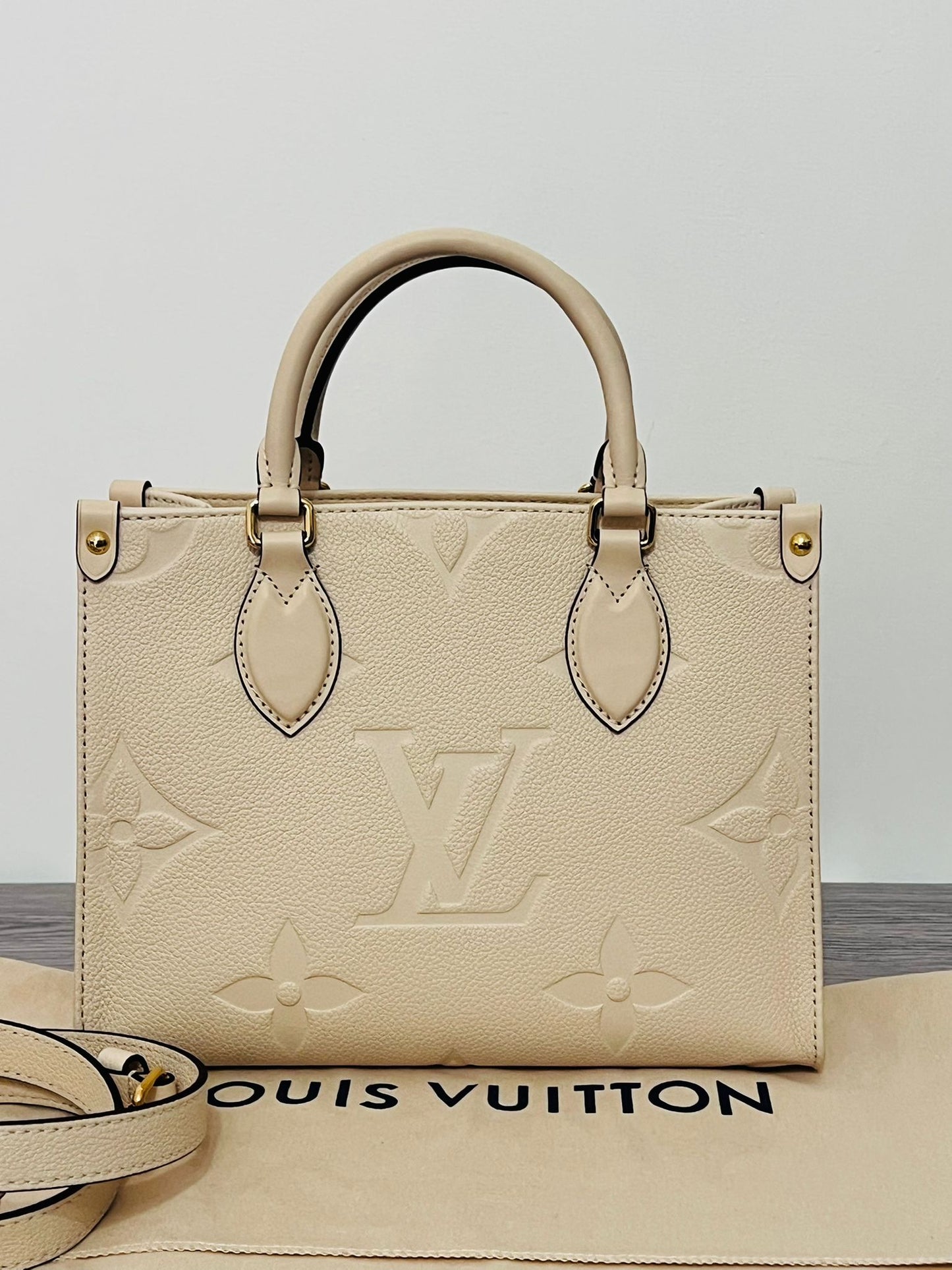 Louis Vuitton OntheGO PM Beige Crème