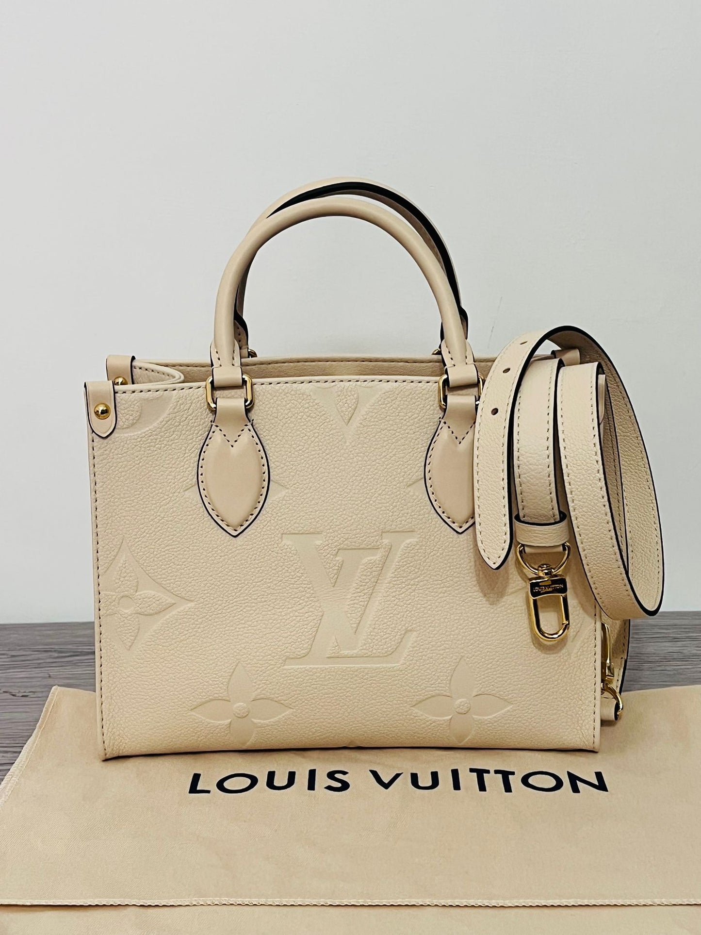 Louis Vuitton OntheGO PM Beige Crème