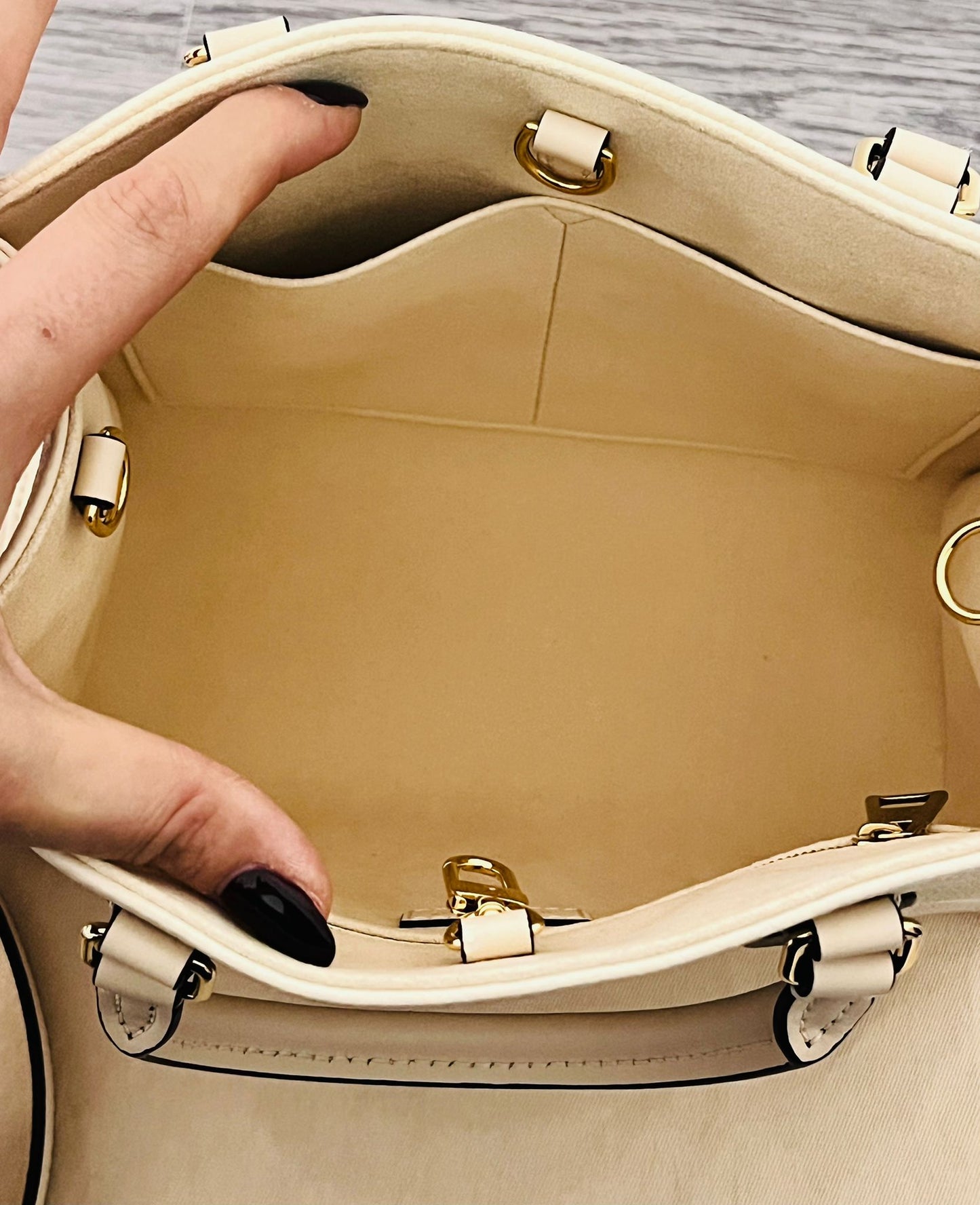 Louis Vuitton OntheGO PM Beige Crème