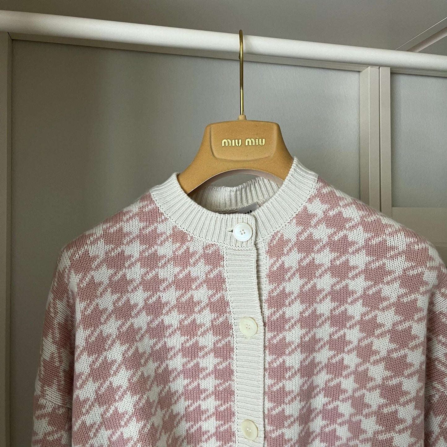 Miu Miu cardigan rosa e avorio