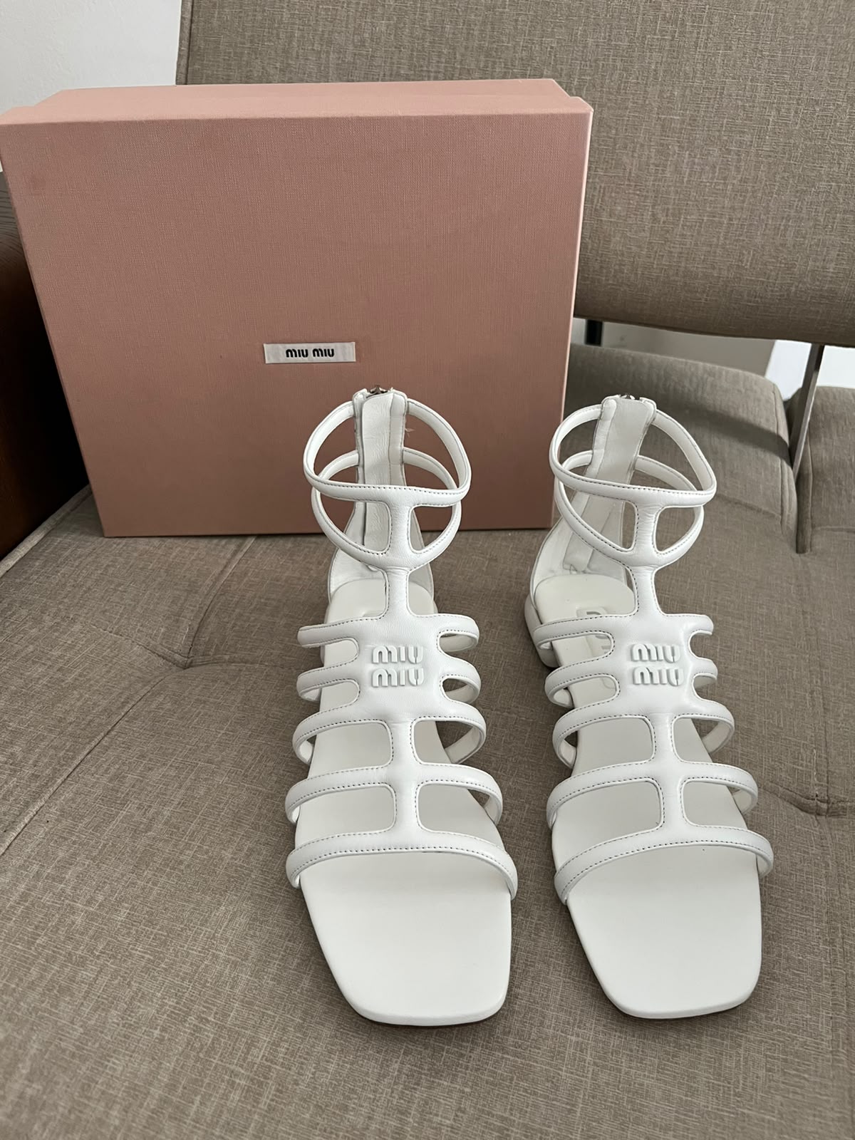 Miiu Miu sandali gladiatore in pelle con logo