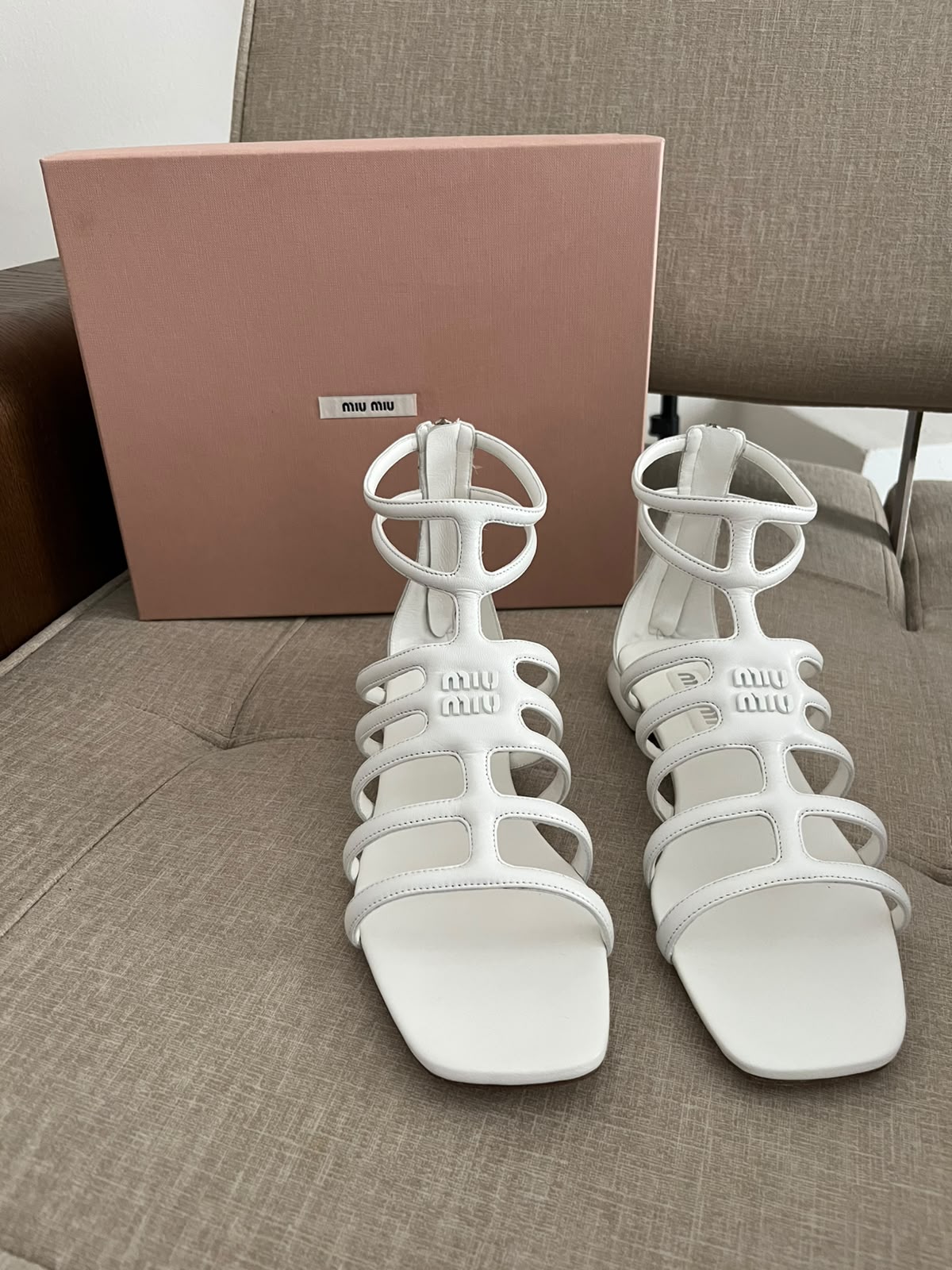 Miiu Miu sandali gladiatore in pelle con logo