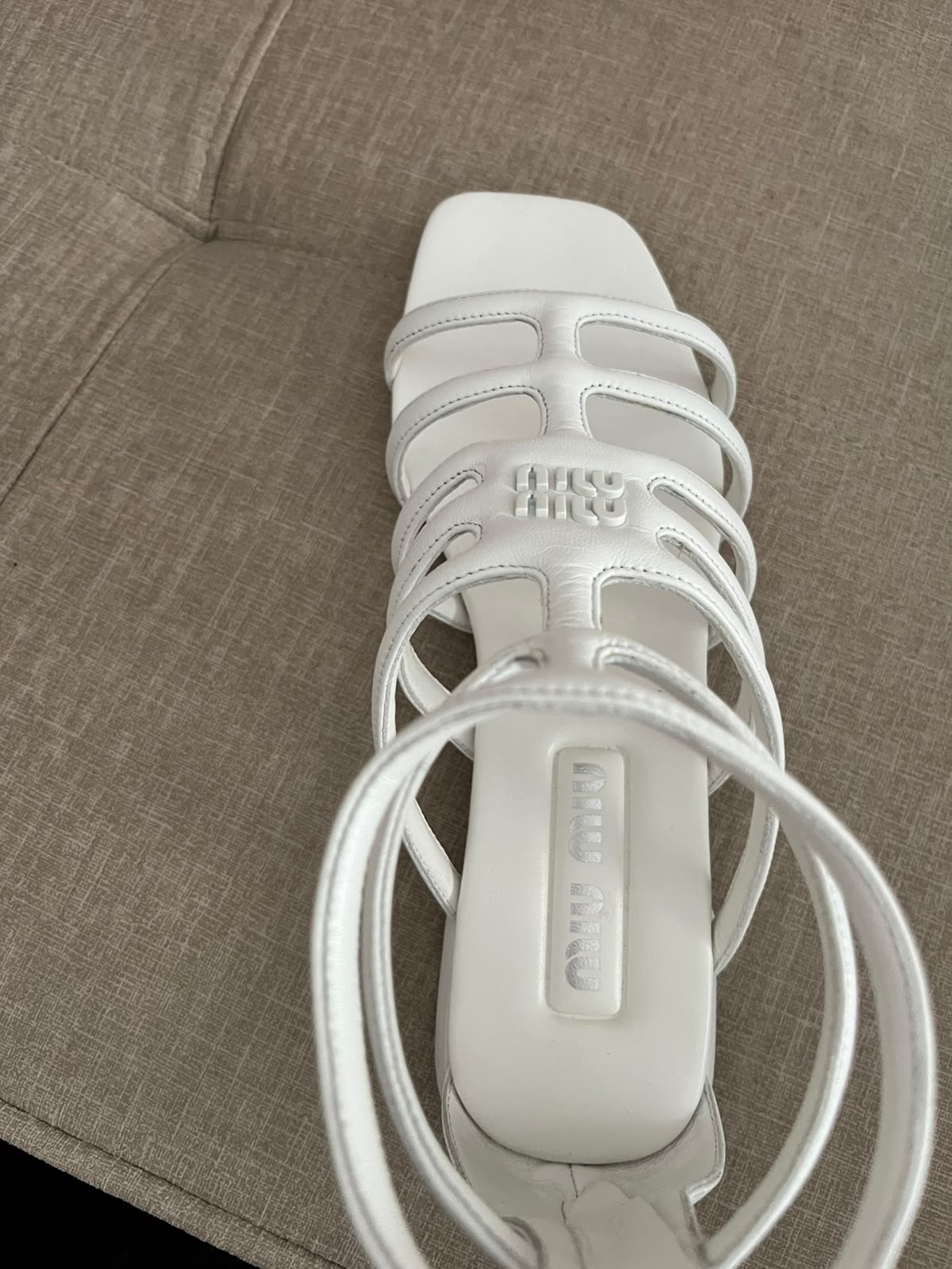 Miiu Miu sandali gladiatore in pelle con logo