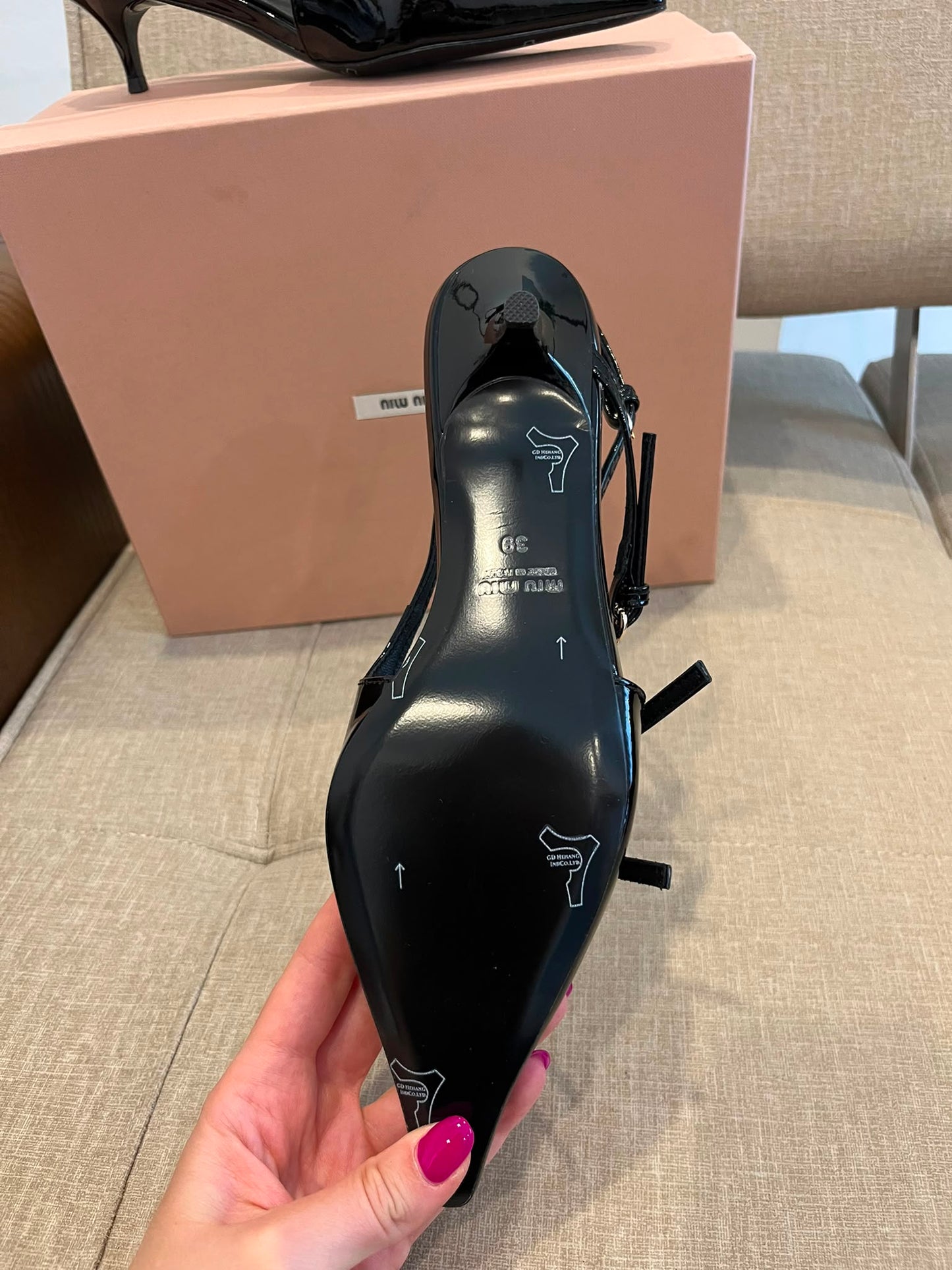 Miu Miu Décolleté slingback in vernice nero