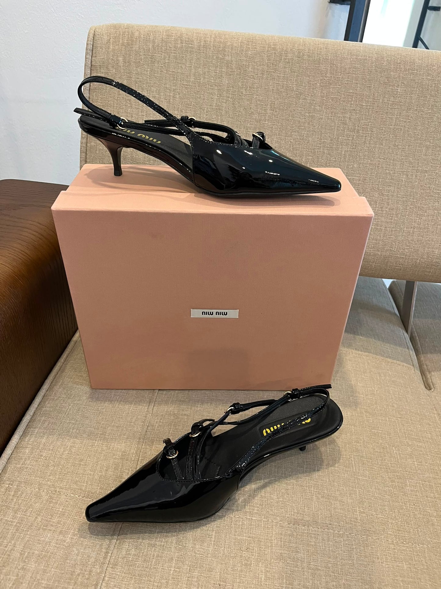 Miu Miu Décolleté slingback in vernice nero