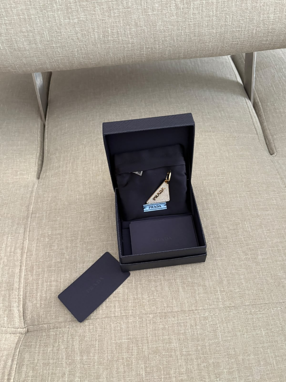Prada orecchino oro e cristalli