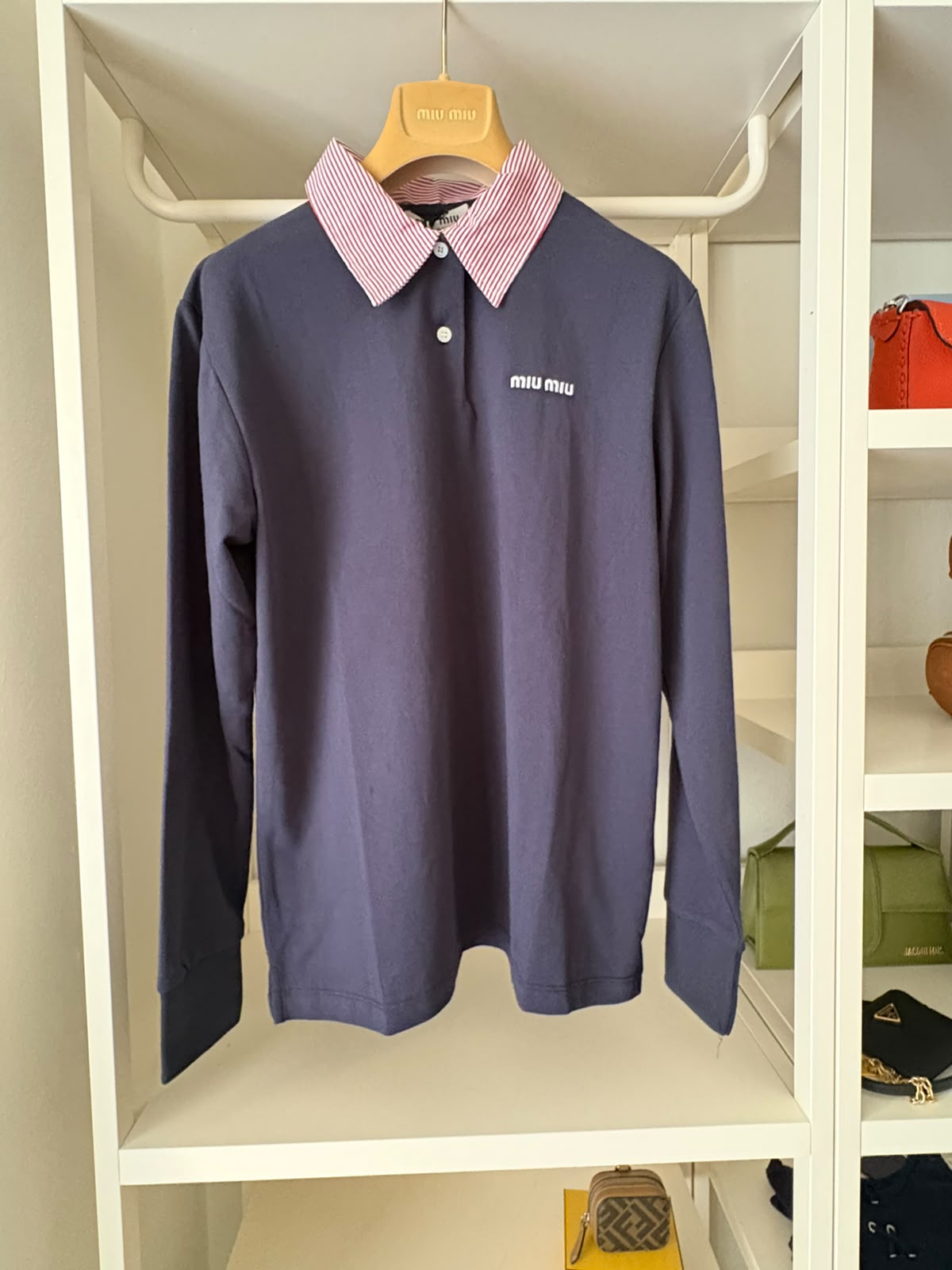 Miu Miu polo blu navy con colletto bianco e rosso