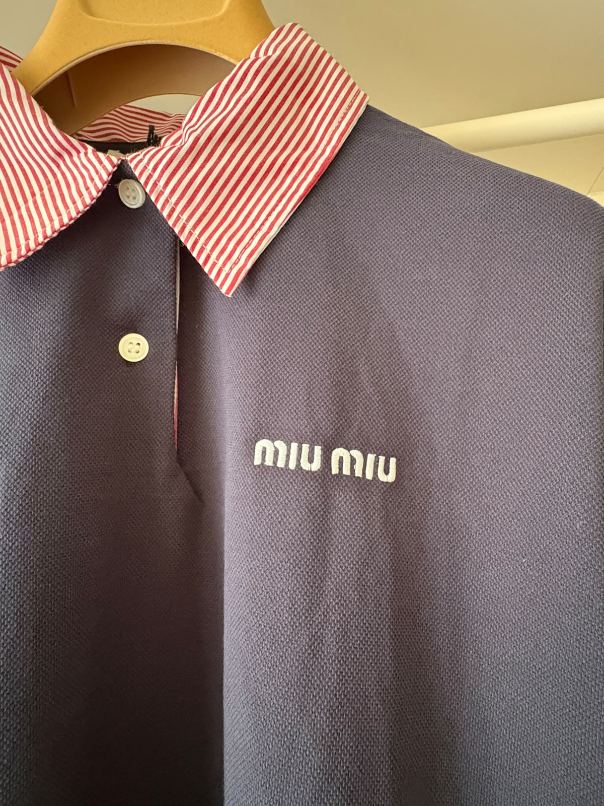 Miu Miu polo blu navy con colletto bianco e rosso