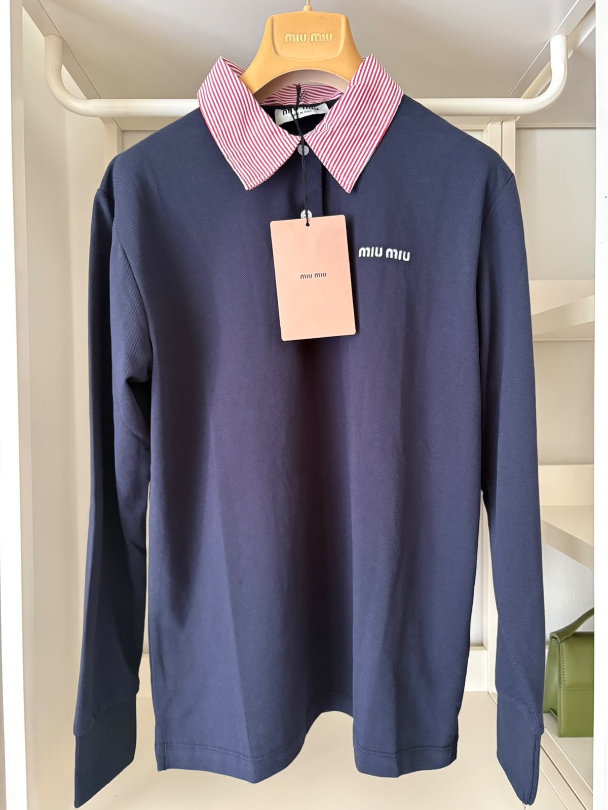 Miu Miu polo blu navy con colletto bianco e rosso