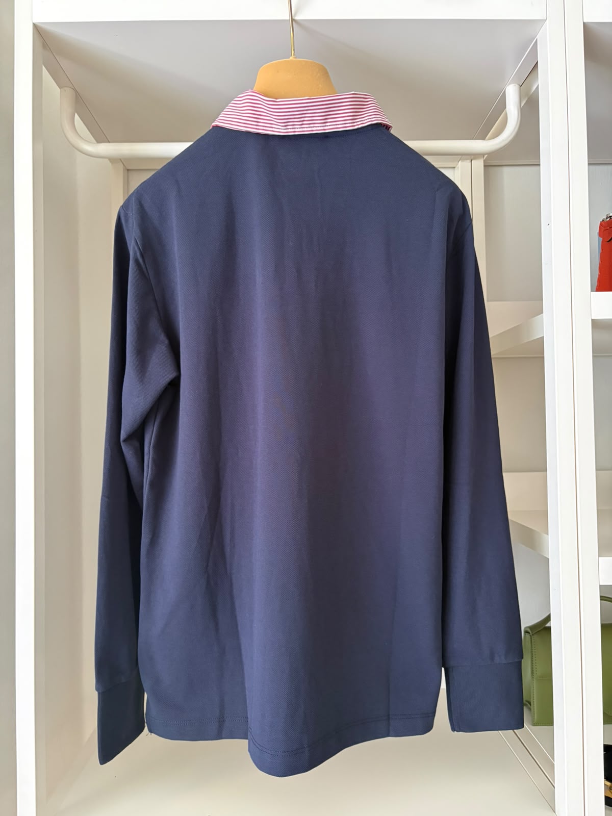 Miu Miu polo blu navy con colletto bianco e rosso