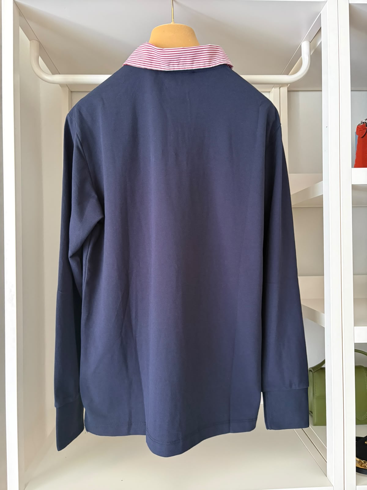 Miu Miu polo blu navy con colletto bianco e rosso