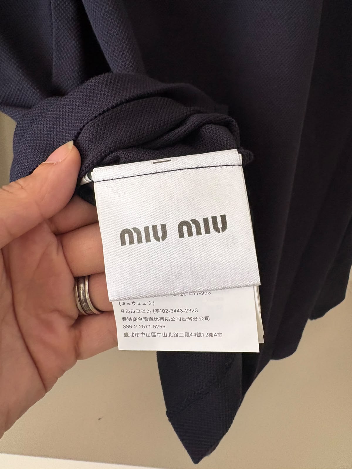 Miu Miu polo blu navy con colletto bianco e rosso