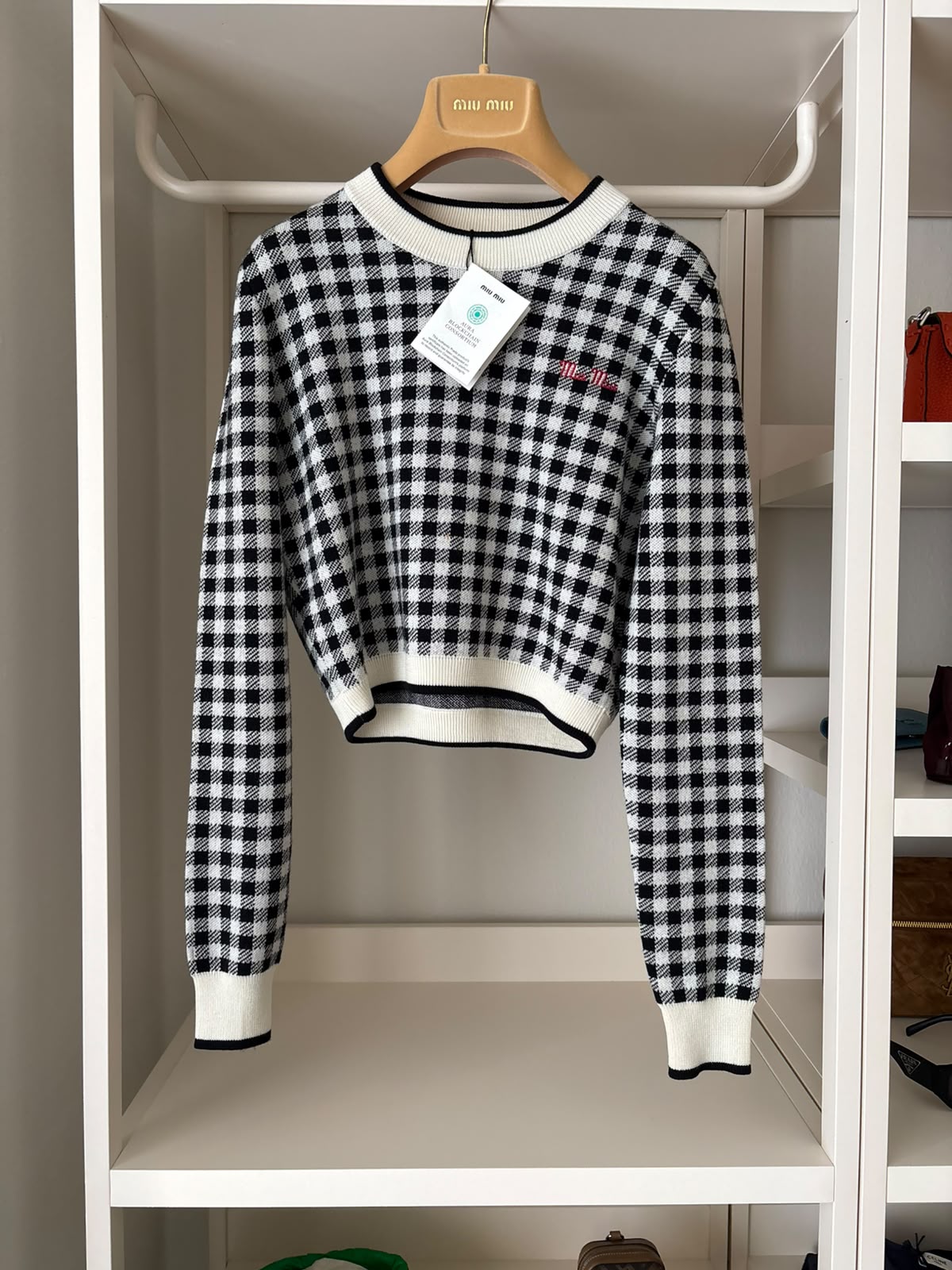 Miu Miu Maglione Bianco e Nero con Logo Rosso