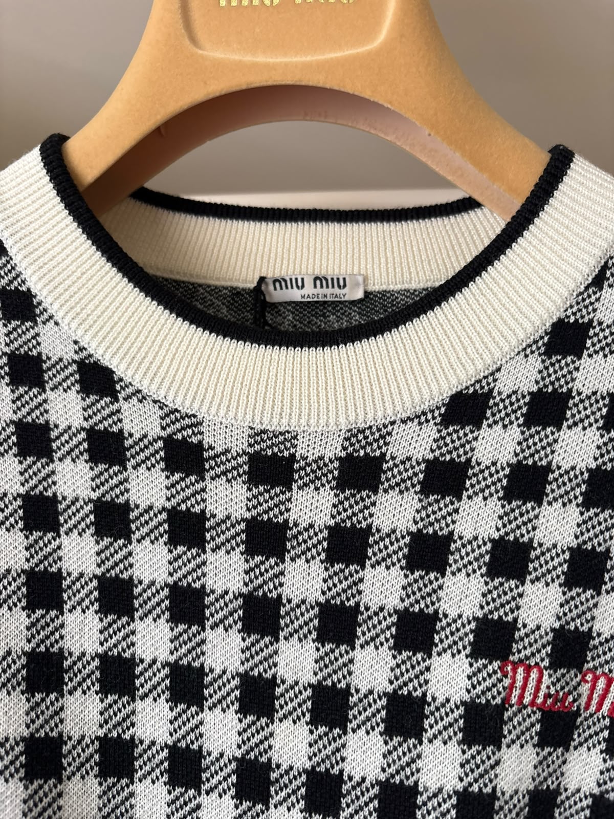 Miu Miu Maglione Bianco e Nero con Logo Rosso