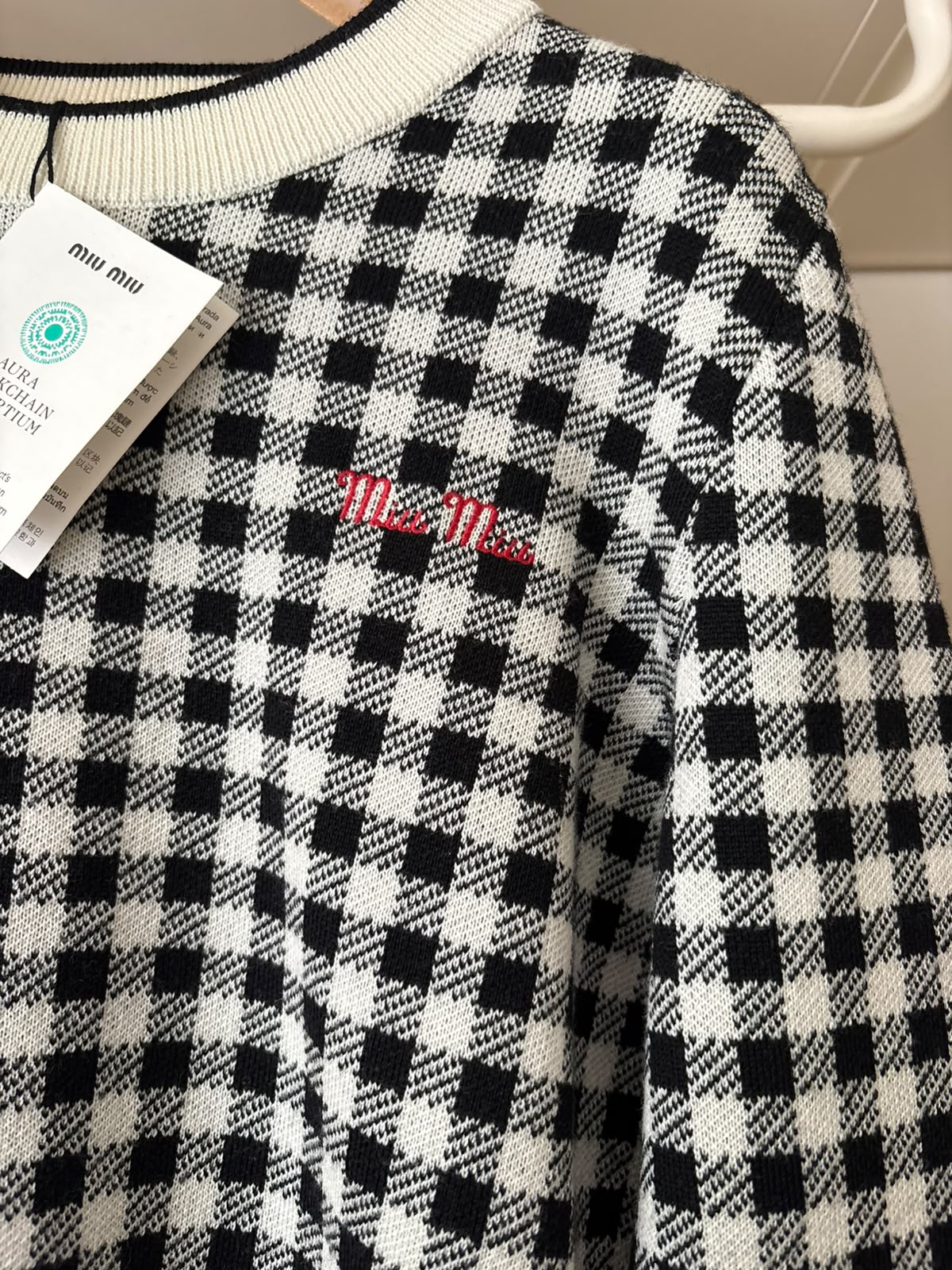 Miu Miu Maglione Bianco e Nero con Logo Rosso