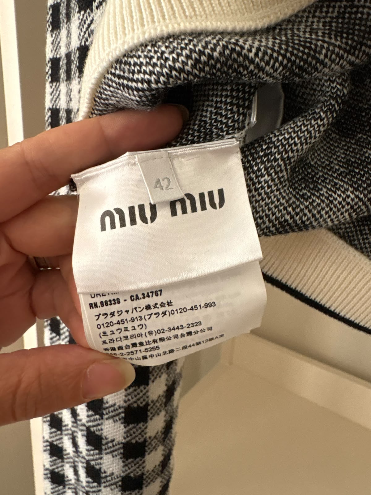 Miu Miu Maglione Bianco e Nero con Logo Rosso