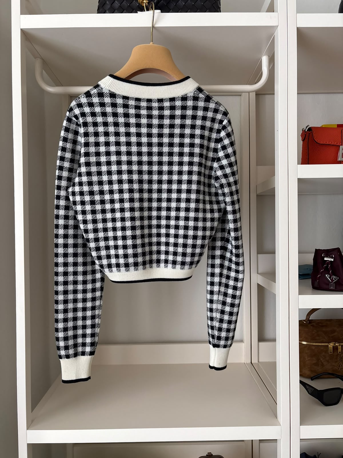 Miu Miu Maglione Bianco e Nero con Logo Rosso