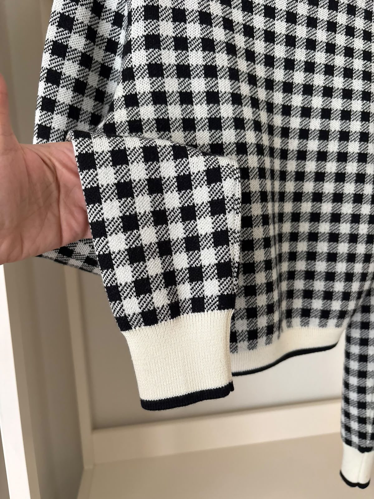 Miu Miu Maglione Bianco e Nero con Logo Rosso