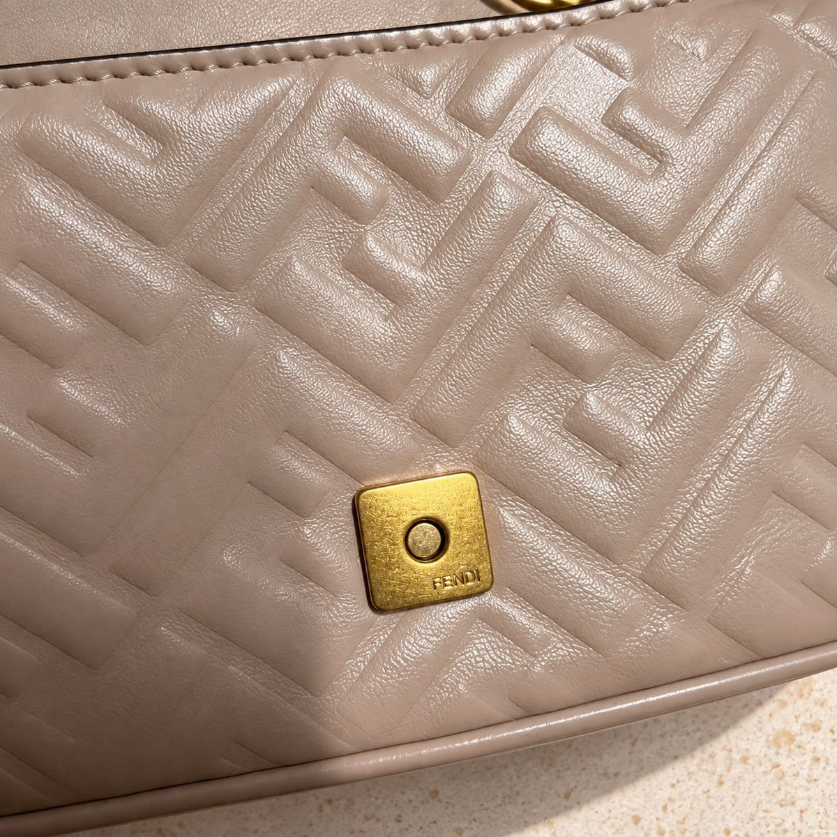 Fendi Baguette Chain in pelle rosa