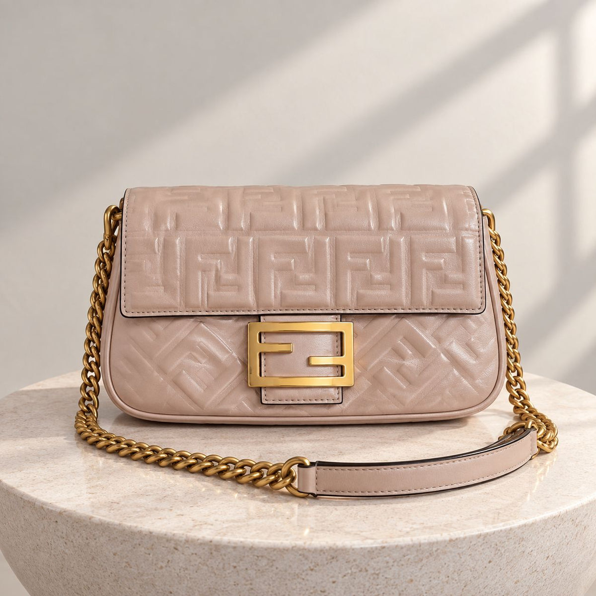Fendi Baguette Chain in pelle rosa