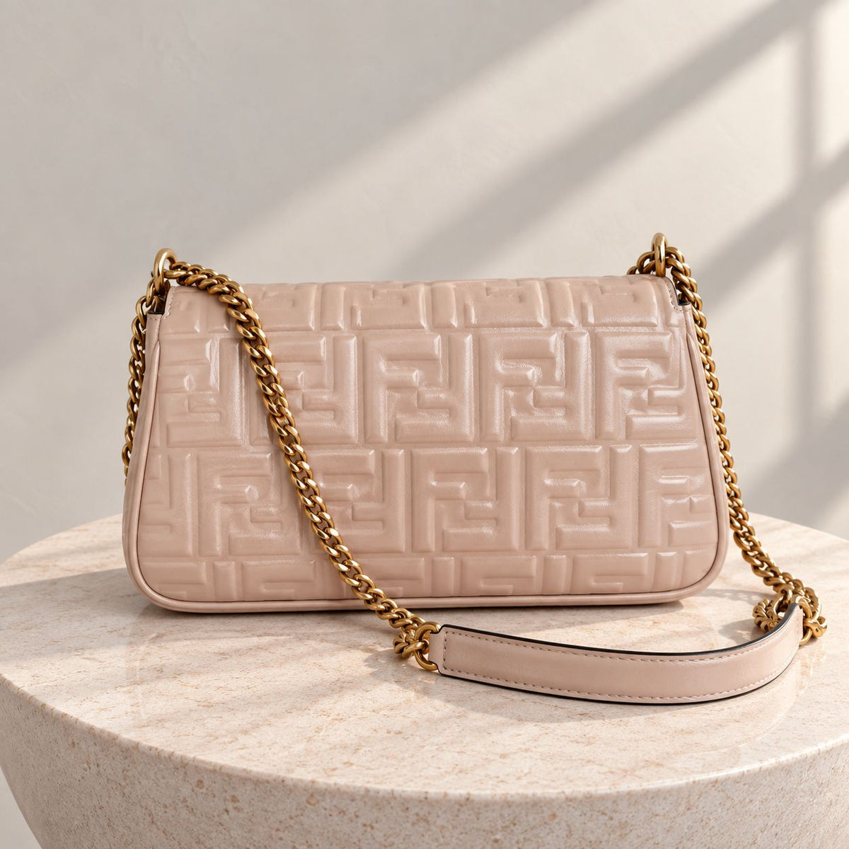 Fendi Baguette Chain in pelle rosa