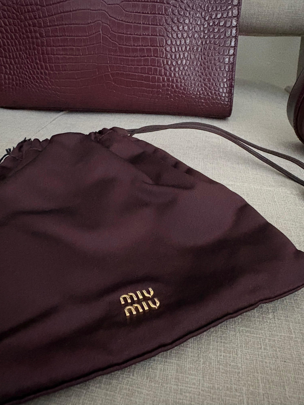 Miu Miu Pochette bordeaux in tessuto