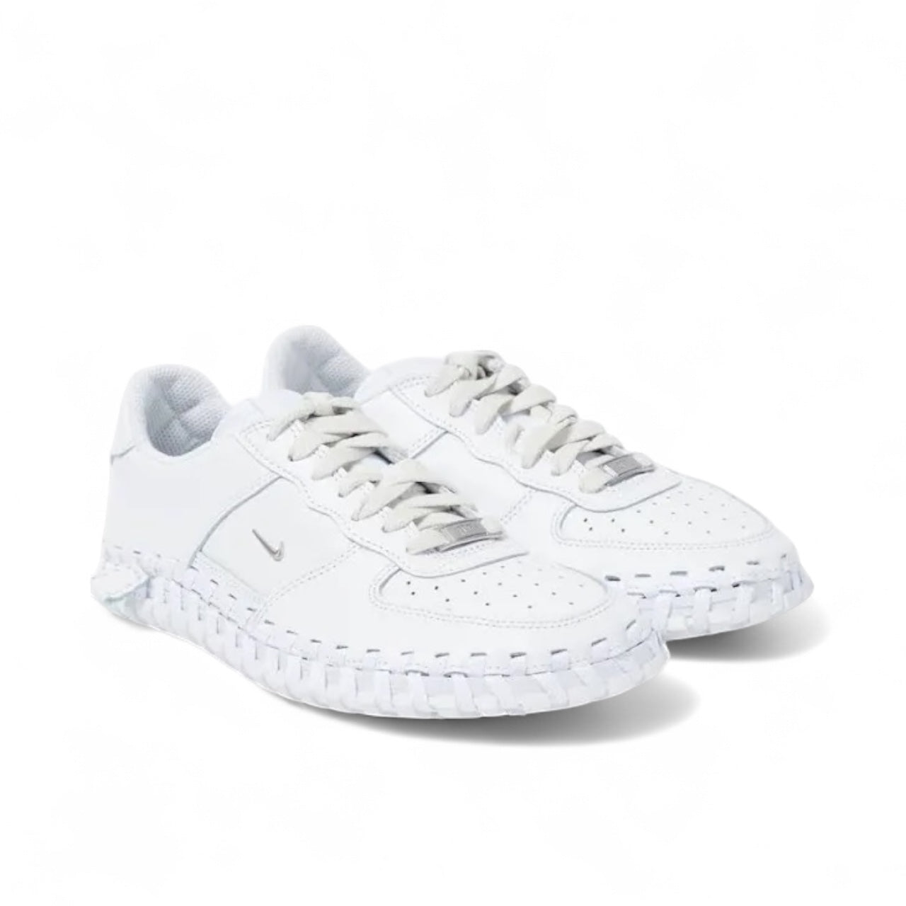 JACQUEMUS + NIKE J Force 1 bianche