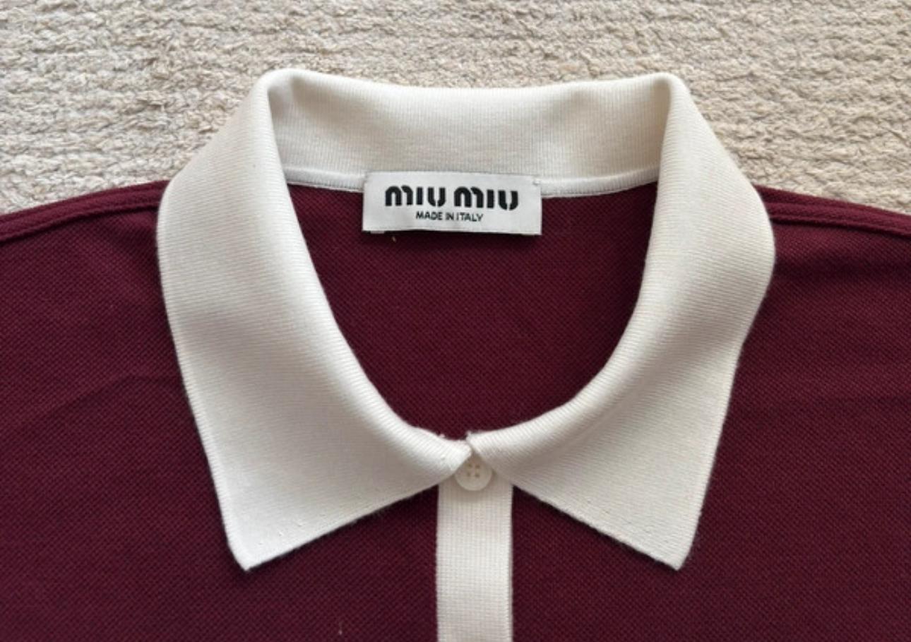 Miu Miu Polo in Cotone Bordeaux con Colletto Bianco